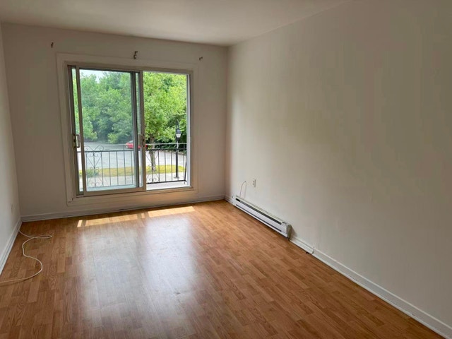 Renovated 4-1/2 Near Metro Lasall for Rent — photo 3