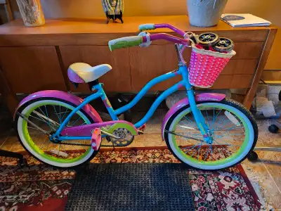 Vélo fille de 20 pouces de marque Hufy avec freins rétropédalage
