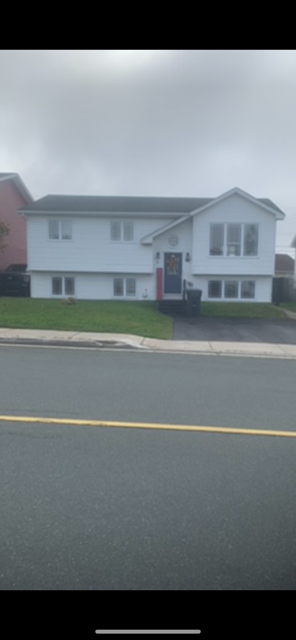 For rent, December 1, 2025 - 3 Bedroom Main Floor House. Open Concept. Fridge, Stove, Dishwasher, Mi...