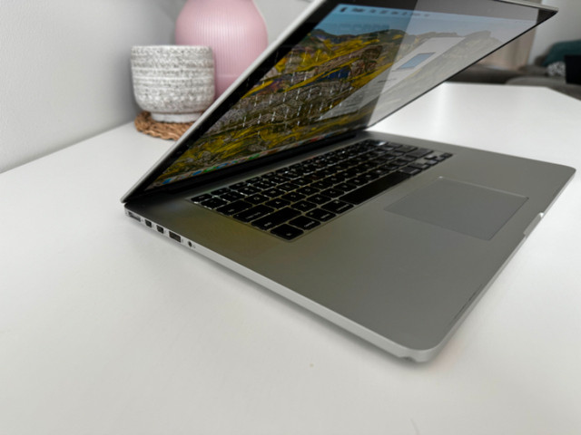 Apple MacBook Pro 15" Retina Quad-Core Intel i7 3.5GHz 2GB Video in Laptops in Victoria - Image 2