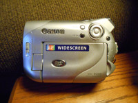 LIKE NEW CANON DC100 DVD MINI CAMCORDER PLUS EXTRAS