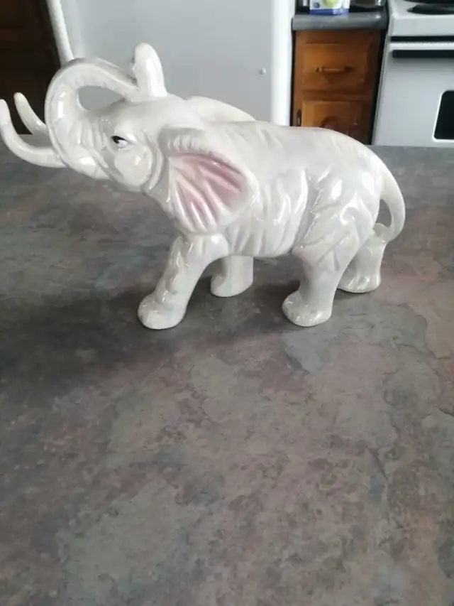 très beau éléphant vintage  in Arts & Collectibles in Sherbrooke - Image 2