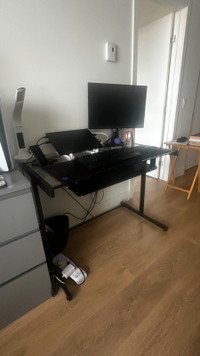 Bureau et chaise d'ordinateur à vendre