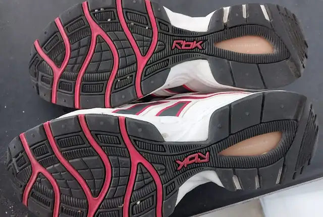 REEBOK LADIES SNEAKERS (size 5 1/2)63007358938883122