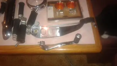 HARLEY TAKE OFF PARTS. OEM DERBY COVER, ASSORTED SIGNAL MOUNTS AND RELOCATING KITS, FOOT PEGS, FLOOR...