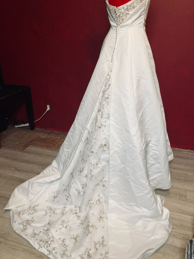 Size 12 Wedding Dress in Wedding in Hamilton - Image 2