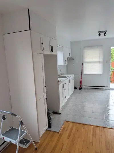 Rive sud Longueuil 2 e étage pour personne seul tranquil. Fraîchement Reno bain neuf. 48 René Philip...