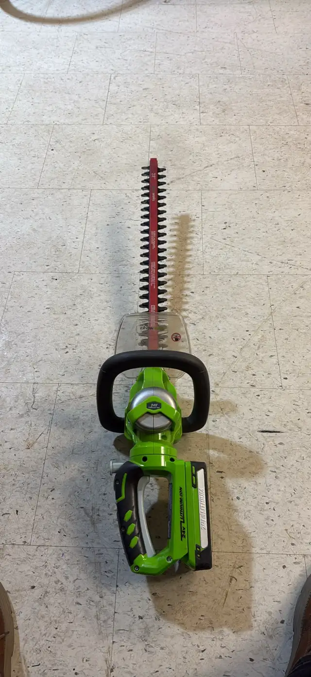 Greenworks 24V Hedge Trimmer in Lawnmowers & Leaf Blowers in London - Image 3