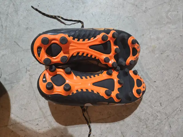 Youth soccer shoes - size 5 in Soccer in Ottawa - Image 3