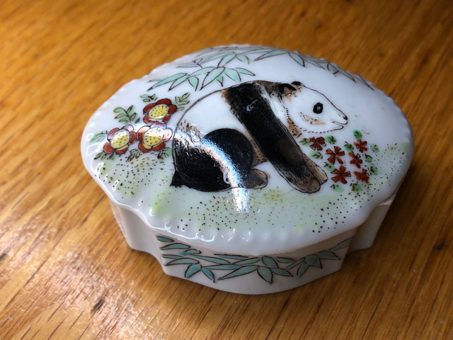 Ceramic Panda Bear Trinket Box Qianlong famille rose stamp in Arts & Collectibles in Kitchener / Waterloo