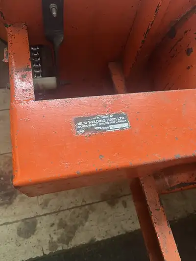 Kubota Push Blade (rotates) is 5 ft wide, fits buhler model 95 700$ --------------------------------...