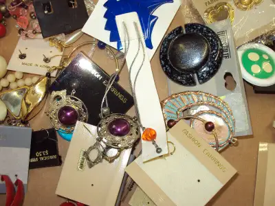 A wonderful selection of earring jewellery pieces perfect for craft making projects. All for $5.00 P...