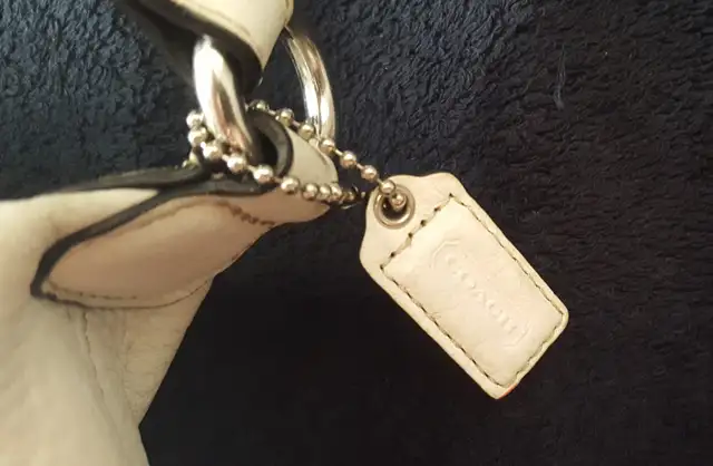 Vintage COACH Hampton Pebbled Leather Bag-Excellent Condition in Women's - Bags & Wallets in City of Toronto - Image 6