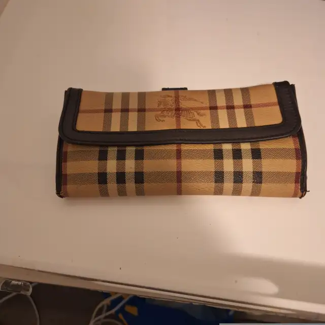 Burberry wallet in Women's - Bags & Wallets in Sarnia - Image 3