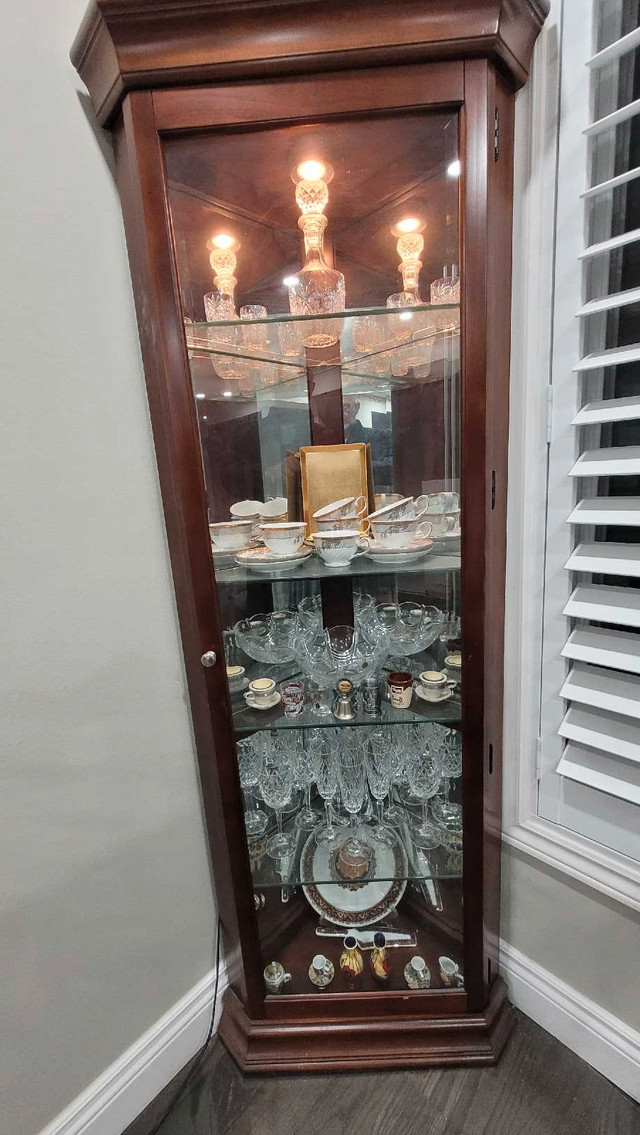 Corner Curio Cabinet in Hutches & Display Cabinets in Oakville / Halton Region - Image 3