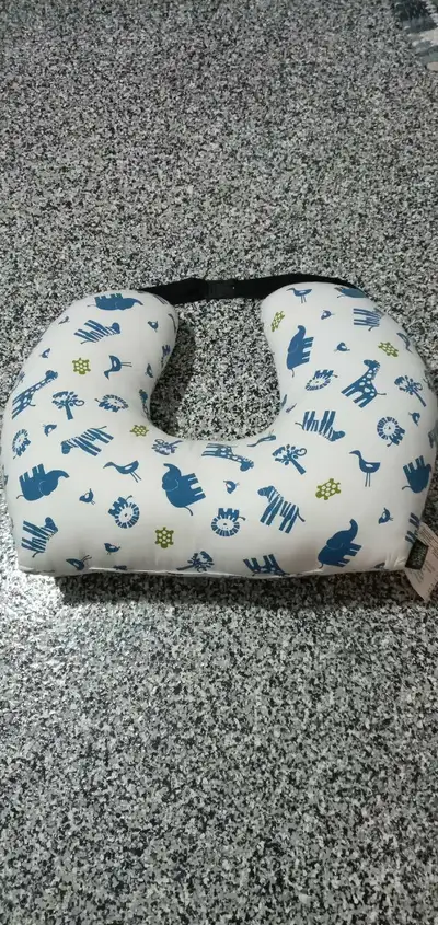 Ce coussin d'allaitement est conçu pour offrir un soutien confortable pendant l'allaitement, avec un...