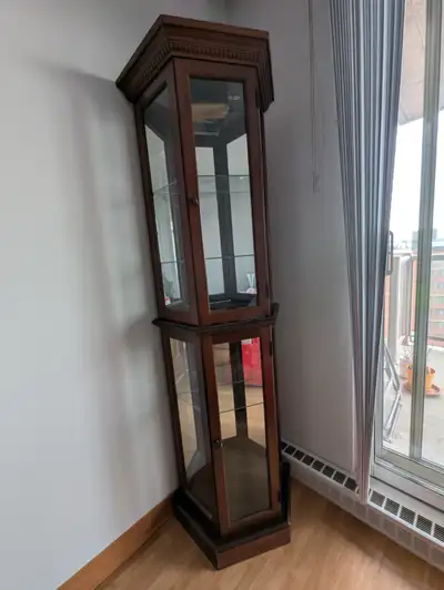 Curio vitré et lumiere intégré