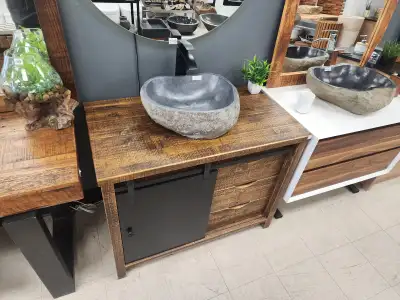 Une salle de bain unique avec vasques en pierre naturelle., View more