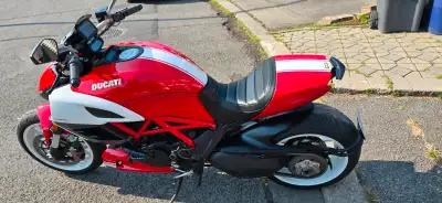 Ducati Diavel 2013 en très bonne conditions -Pneus Diablo Rosso III neufs -GPS Garmin -Stand Pitbull...