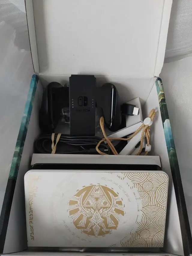 The Legend of Zelda Nintendo Switch OLED Special Edition in Nintendo Switch in Laval / North Shore - Image 8