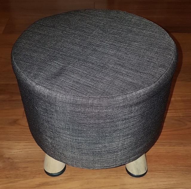 Pouf de tissu gris et pieds de bois . dans Autre  à Laval/Rive Nord