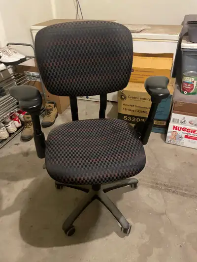 This pre-owned ergonomic office chair features adjustable armrests and a comfortable, patterned fabr...