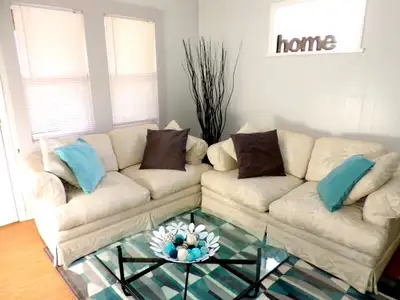 This clean unit located in a quiet building features a newer kitchen, bathroom, laminate flooring an...