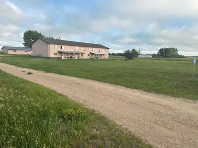 4 bed 2 bath on acreage Hardisty Alberta utilities included