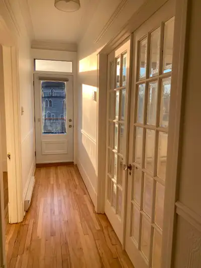 Ce vaste logement 5½ se distingue par sa luminosité et ses plafonds de 9 pieds, offrant un cadre de...