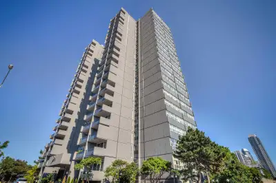 Huge 3 Bed Condo – Kenedy & Sheppard – Walk to Everything