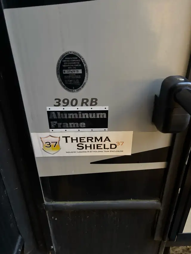 2015 keystone avalanch 5th wheel in Travel Trailers & Campers in Comox / Courtenay / Cumberland - Image 3
