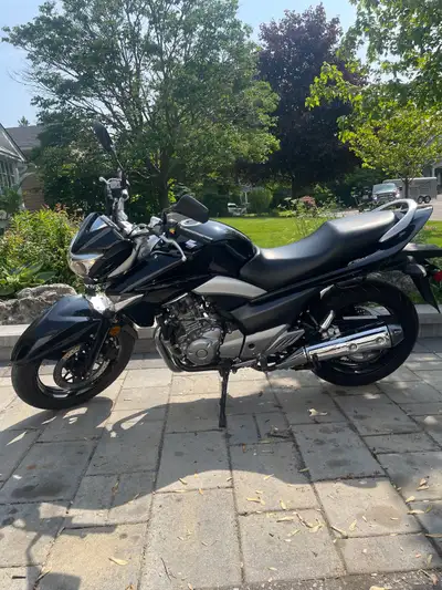 Bike is LIKE NEW used only to get M liscense (2700km) Fully certified! Key Features: * Engine: 248cc...