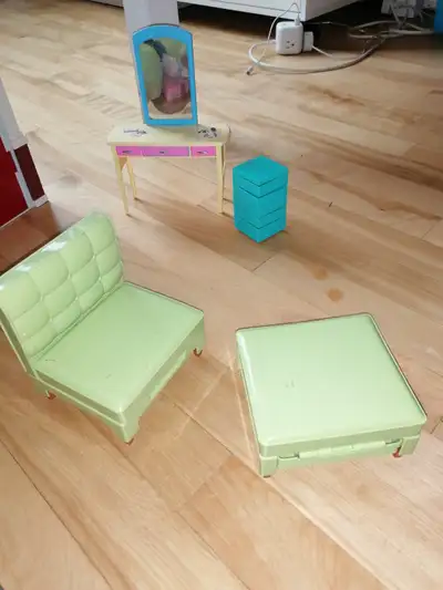 Maison repliable interactive(la sonnette fait dig dong et autre) avec 2 pièces presque séparées. Lit...