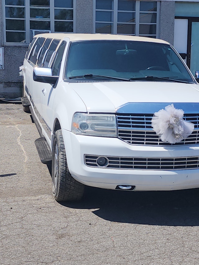 Lincoln Navigator limousine to sell need engine
