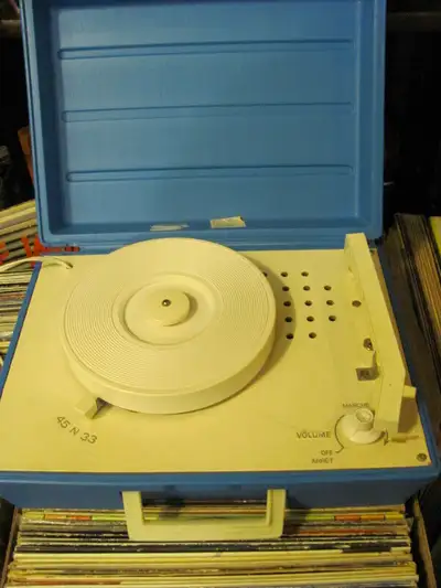 Childs Record Player Model SP20. Speed 33 and 45