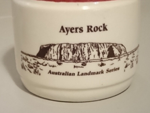 Vintage Rare Ayers Rock Australian Landmark Pottery Jug/Decanter in Arts & Collectibles in Oshawa / Durham Region - Image 3
