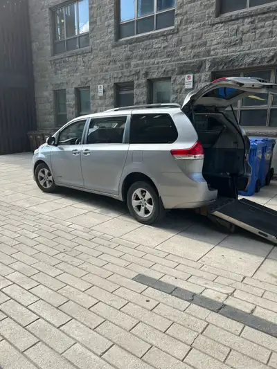 Je vends ma Toyota Sienna adaptée pour le transport de personnes à mobilité réduite, idéale pour les...