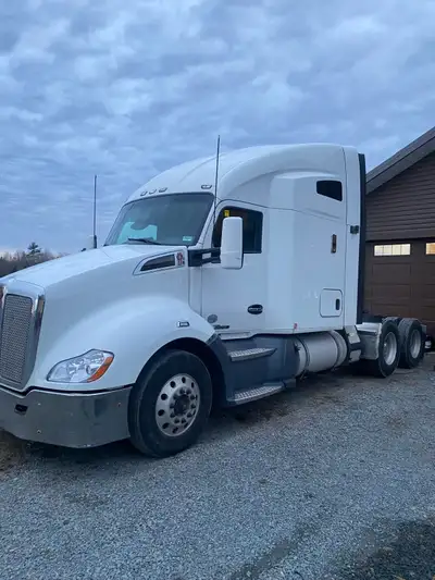 2015 Kenworth t680 1.3million km mx13 deleted 15 speed Has an APU Steer tires 70% Front drive axle n...