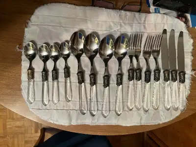 beautiful design cutlery set, 16 pc, but is missing one knife. includes case for storage.