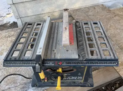 This is a used Mastercraft 10" bench saw, perfect for small woodworking projects and DIY tasks. Note...