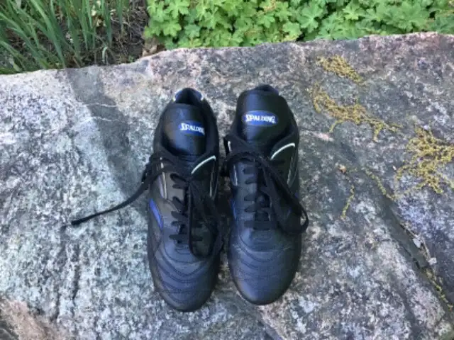 Spaulding soccer shoes in Soccer in Gatineau - Image 3