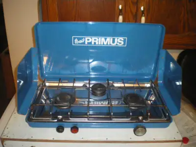 ((( PAS DE RESERVATIONS ))) - POELE DE CAMPING PRIMUS AU PROPANE EN BONNE CONDITION - $40.00 - (JE N...