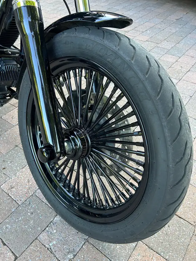 Dyna Street Bob 2016 in Touring in Laval / North Shore - Image 5