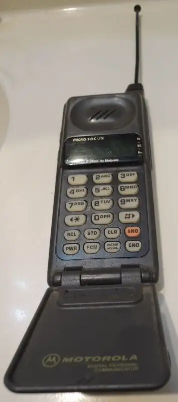 Rare Motorola Cellular Micro TAC Lite Limited Edition Flip F09HR in Other in Grande Prairie - Image 6