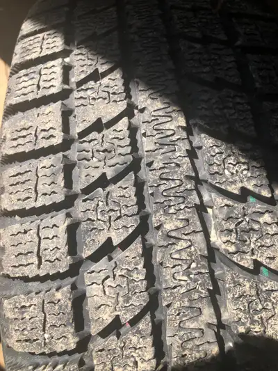 Je vends un ensemble de pneus 195/65R15 montés sur jantes, parfaits pour une Hyundai Elantra. Ces pn...