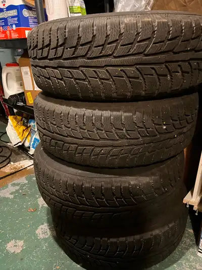 Je vends un ensemble de quatre pneus d'hiver Winter T/A KSI montés sur des jantes Volvo XC 60 en all...