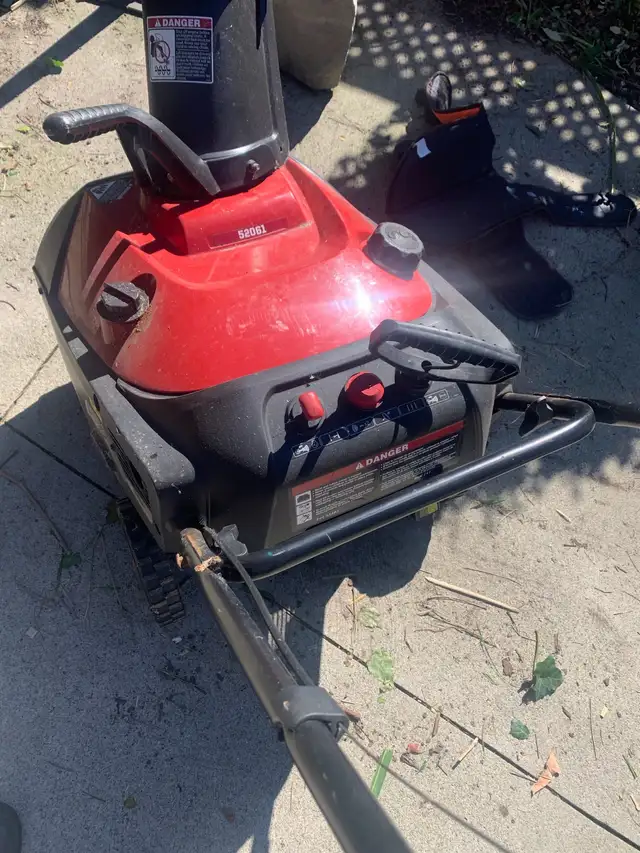 Craftsman 136cc Single Stage Snow Thrower in Snowblowers in Mississauga / Peel Region - Image 3