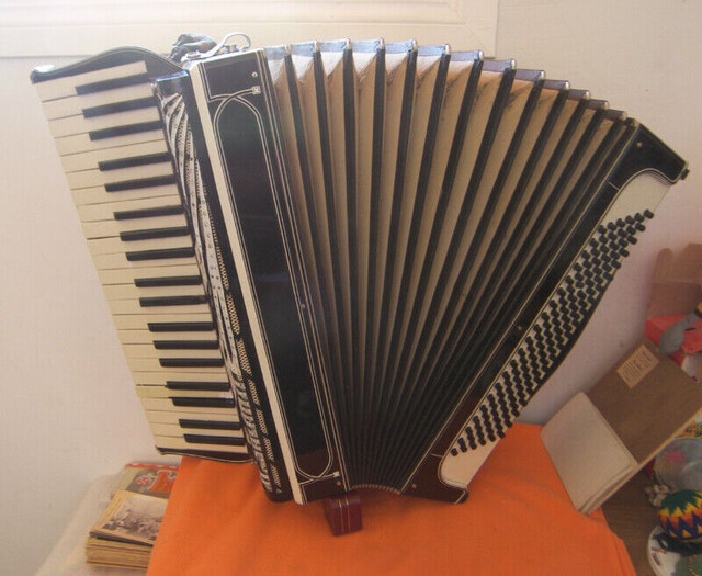 Accordion Nicolo Salanti Rhinestone Inlay Other Edmonton Kijiji