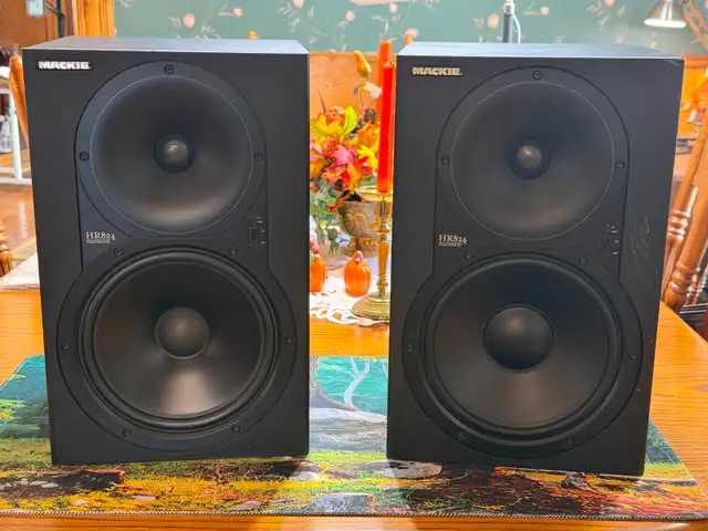 Mackie HR824 Powered Monitor Speakers