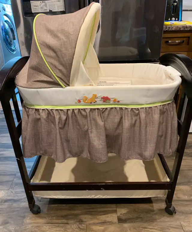 Summer Infant Classic Comfort Wood Bassinet in Cribs in Belleville - Image 2